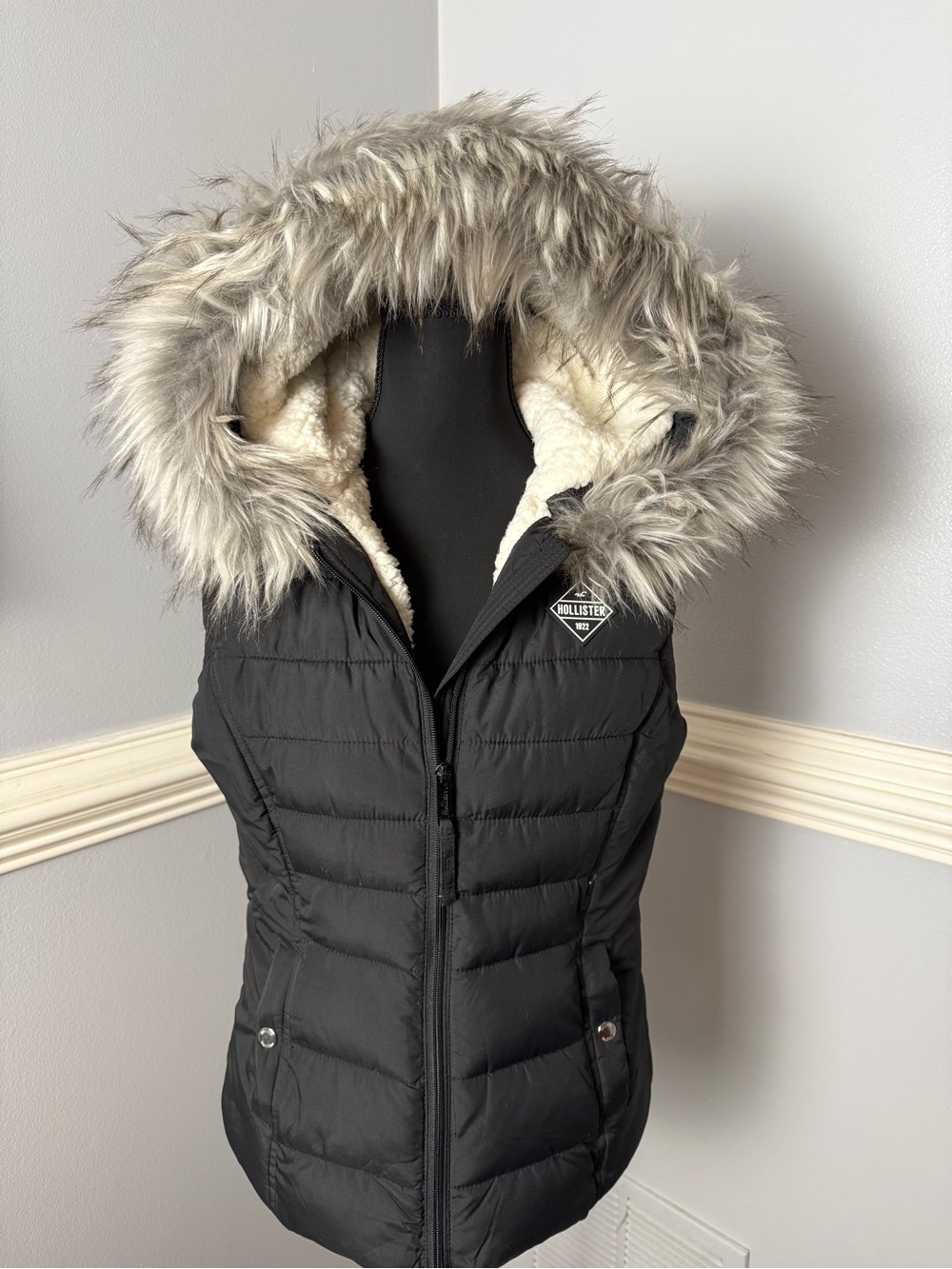 Hollister Black Quilted Faux-Fur Hooded Vest Size M